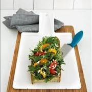 Salsa με πιπεριές  και κόλιαντρο επάνω σε ρόκα