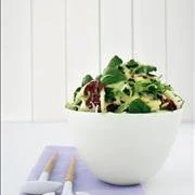 Σαλάτα από αντίβ, ραντίτσιο και σπανάκι, με σάλτσα από αχλάδι