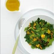 Σαλάτα με μαρούλι, μυρώνια, καρότα και ανθόνερο