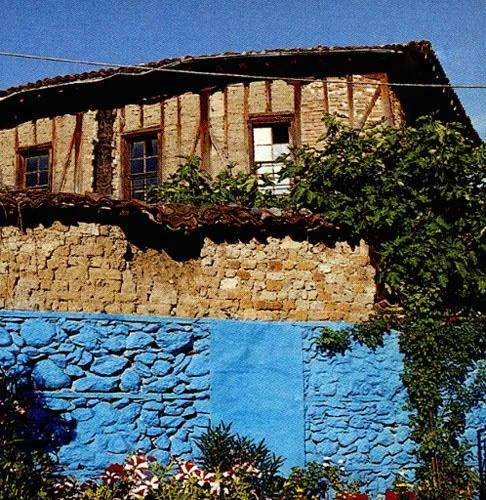 Πολύχρωμο και γραφικό το παλιό οινοποιείο της οικογένειας Αϊδαρίνη, στη Γουμένισσα.