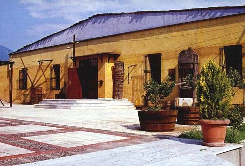 Οι εγκαταστάσεις της «Μπουτάρης Οινοποιητική» στο Στενήμαχο της Νάουσας, αποτελούν πρότυπο επισκέψιμων οινοποιείων.