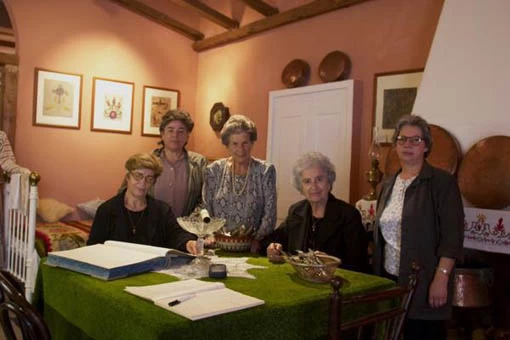 Οι κυρίες του Λαογραφικού Συλλόγου Αιτωλικού: Όλες μεγάλωσαν τα παιδιά τους με ένα κομματάκι αβγοτάραχο μέσα στη σχολική τσάντα – αντί δυναμωτικού...