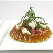 Ζελέ από πράσινο τσάι και γλυκόριζα, ταρτάρ μοσχαρίσιου φιλέτου και αλμυρίδες τουρσί 