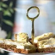 Τυρί μπρι με αμύγδαλα φιλέ επάνω σε ψωμί ολικής αλέσεως, αλειμμένο με βούτυρο μοσχοκάρυδου 