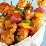 Γαρίδες πικάντικες και πεπόνι, σε καλαμάκια