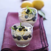 Μους λεμόνι με βατόμουρο και φρέσκο βασιλικό