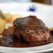 Βοδινή ουρά σιγοψημένη με δαμάσκηνα και μπύρα