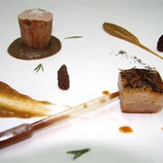 Χοιρινή παντσέτα γλασσαρισμένη και αγγιναρούλες κονφί με μυκονιάτικο κρασόξυδο και λούζα (συνταγή του Αθηναγόρα Κωστάκου)