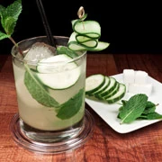 Κοκτέιλ στυλ mojito με αγγούρι, χωρίς αλκοόλ