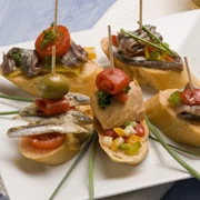 Ορεκτικά σε φρυγανισμένα ψωμάκια