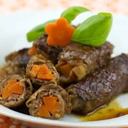 Ρολάκια μοσχαριού κοκινιστά με τυρί και καρότο στη κατσαρόλα