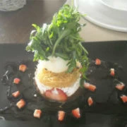 Σαλάτα με γλυκόξινα σύκα, ανθότυρο και φύλλο καταΐφι