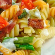 Βίδες με πράσινα λαχανικά και προσούτο