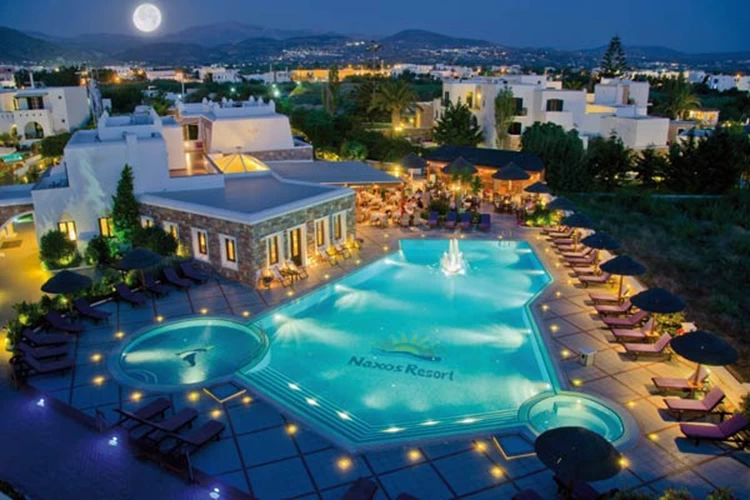 Το «Naxos Resort» 
βρίσκεται πολύ κοντά στη Χώρα, στον Άγιο Γεώργιο