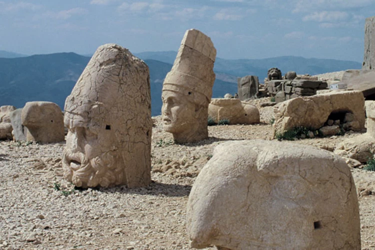 Τεράστιες κεφαλές αγαλμάτων κοσμούν την κορυφή του όρους Nemrut.