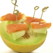 Σαλάτα με καπνιστή πέστροφα και πεπόνι