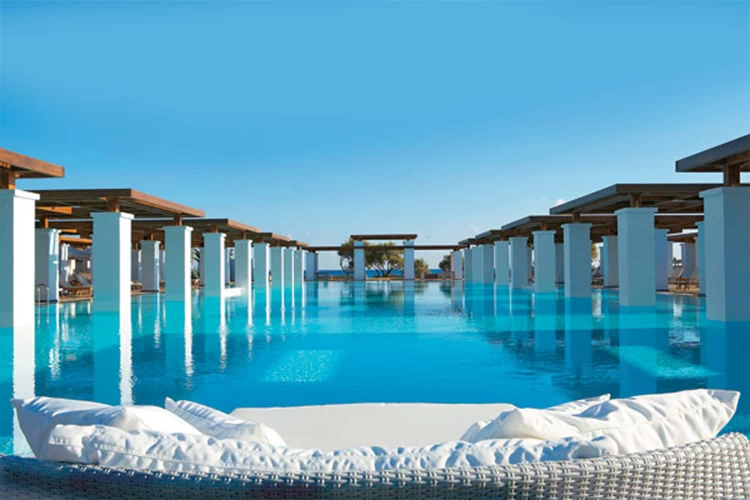 Οι εξωτερικοί χώροι του «Amirandes» είναι 
από τους ομορφότερους των ελληνικών resorts