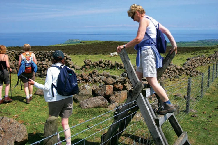 Οι φράχτες δεν είναι εμπόδιο καθοδόν για τη γρανιτένια οροσειρά Mourne της Ιρλανδίας στο Mourne International Walking Festival.