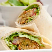 Αραβικές πίτες με μελιτζάνα, φέτα και πέστο ρόκας