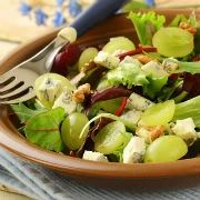 Σαλάτα με ρόκα, παντζαρόφυλλα, αμύγδαλα και βινεγκρέτ με πετιμέζι