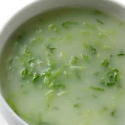 Πράσινη σούπα με χόρτα εποχής
