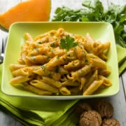 Ζυμαρικά με κολοκύθα και αβγοτάραχο