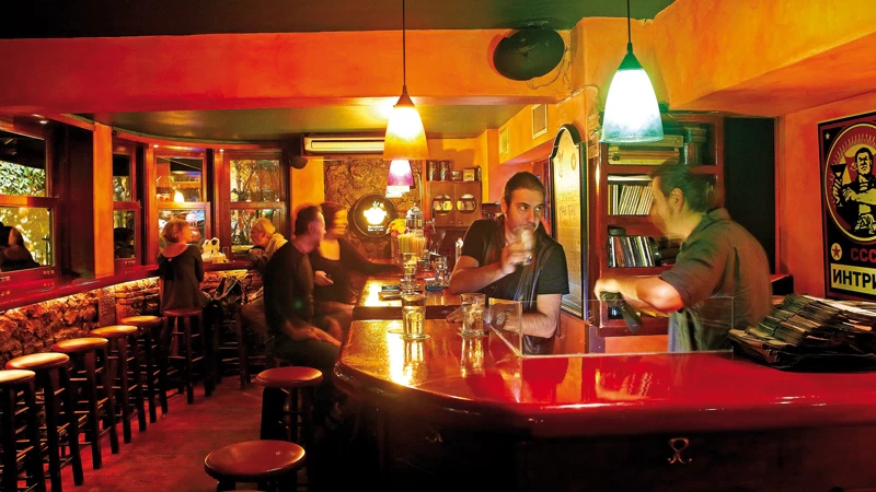 13 ιστορικά μπαρ της Αθήνας - εικόνα 7