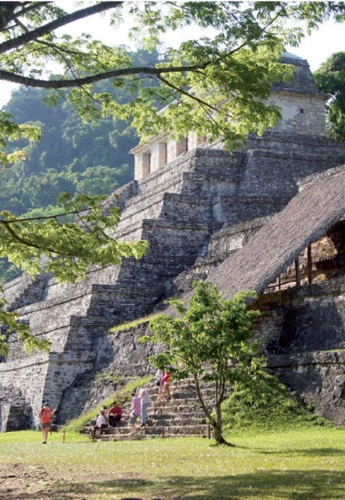  Palenque: Η Πυραμίδα των Επιγραφών (7ος μ.Χ. αι.), τελευταία κατοικία του τοπικού ηγεμόνα των Μάγιας.© Valery Shanin /Shutterstock.com