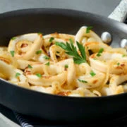 Καλαμαράκια με ελιές στο τηγάνι