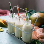 Πρόβειο γιαούρτι με μέλι, μάνγκο και δυόσμο