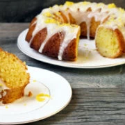 Μαλακό κέικ λεμονιού με γκλάσο 