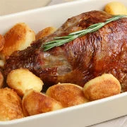 Αρνίσιο μπούτι στον φούρνο με μυρωδικά και μαύρη ζάχαρη, (συνταγή από τη ΓΙΩΤΗΣ Α.Ε.)