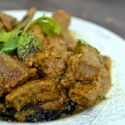 Αρνί και συκώτι στο τηγάνι με μυρωδικά και ξερό ψωμί