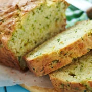 Αλμυρό κέικ με κολοκυθάκια και τυρί 