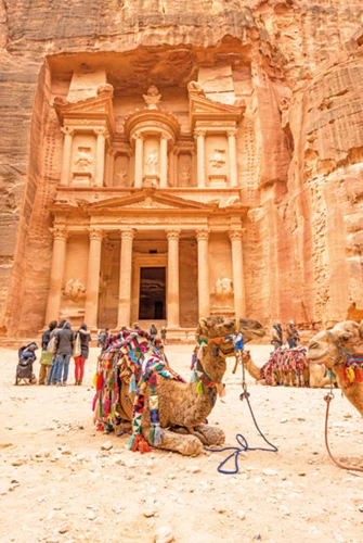 Καμήλες σε ανάπαυση μπροστά από το επιβλητικό θησαυροφυλάκιο της Πέτρας