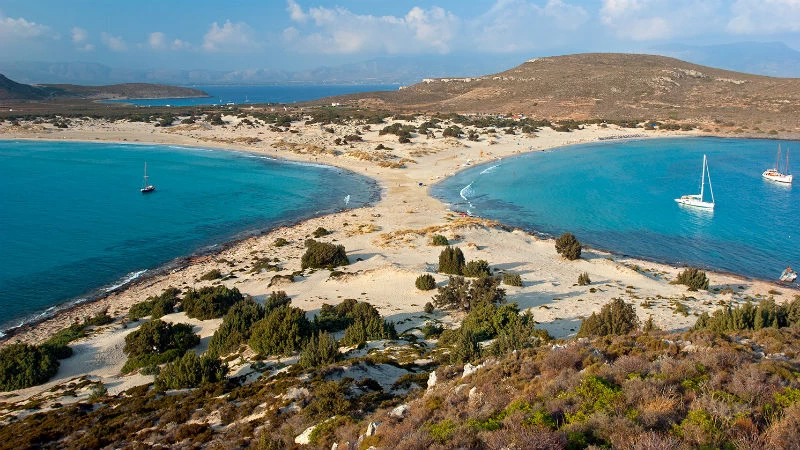 18 αφορμές για κοντινή εκδρομή στις καλύτερες παραλίες της Πελοποννήσου