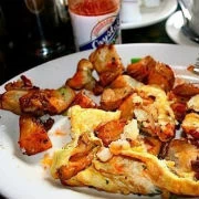 Οµελέτα  Τήνου (φρουτάλια) με πατάτες και λουκάνικα