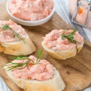 Πικάντικο άλειμμα με σολομό, βότκα και φρέσκο τυρί