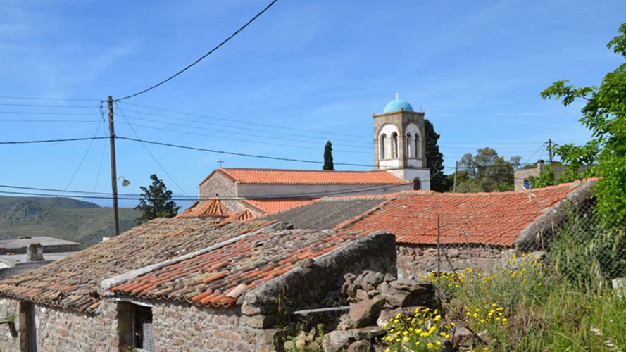 Άποψη της Παχιάς Ράχης με την εκκλησία του Αγίου Διονυσίου