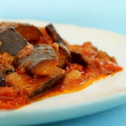 Μελιτζάνες με σκορδάτη σάλτσα ντομάτας 