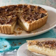 Τάρτα με καραμελωμένα κρεμμύδια και φασκόμηλο 