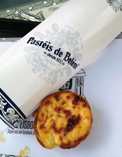 Τα πεντανόστιμα σφολιατένια ταρτάκια pasteis de nata από την «Antiga Confeitaria de Belem», με ιστορία από το 1837.