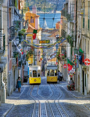 Λισαβόνα χωρίς την εμπειρία μιας βόλτας με τα μονοβάγονα τραμ, τα electricos, να αγκομαχάνε στις ανηφόρες σχεδόν δεν νοείται. 