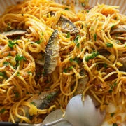 Σικελιάνικη μακαρονάδα με φρέσκιες σαρδέλες (Pasta con le sarde) 