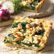 Τάρτα με σπανάκι σταφίδες και κουκουνάρια