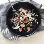 Καλαμαράκια με μανιτάρια και δεντρολίβανο 