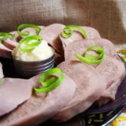 Γλώσσα βραστή με κρύες σάλτσες 