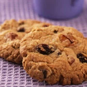 Μπισκότα βρώμης με ξερά βερίκοκα, κακάο και σταφίδες 