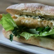 Σάντουϊτς με ψάρι, πατάτες και σάλτσα ταρτάρ