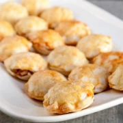 Πιτάκια με ξηρούς καρπούς, μέλι, μπανάνες και ρούμι 